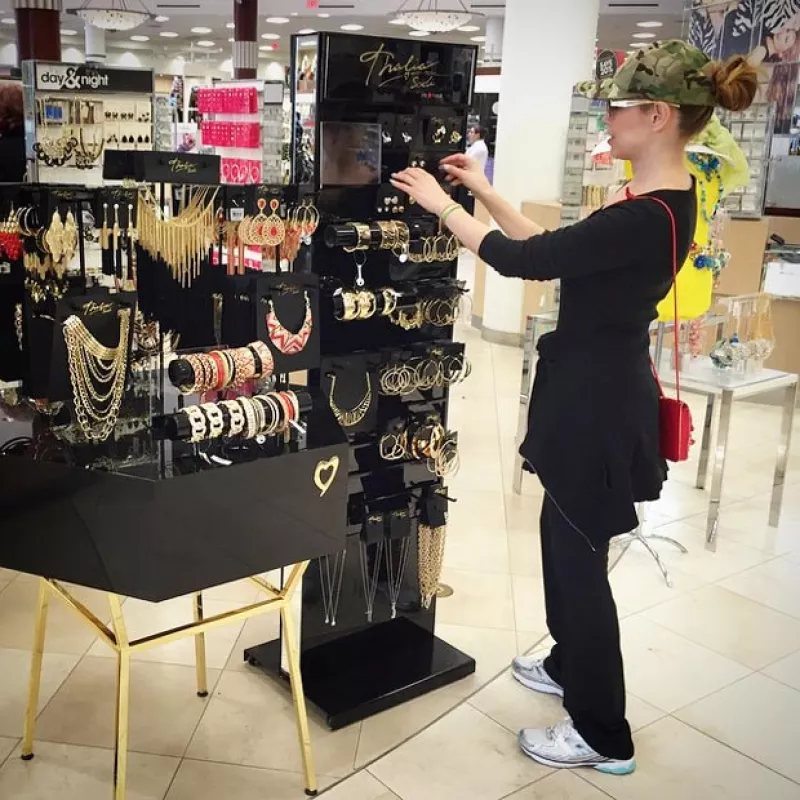 La cantante decidió dar un paseo con su hija por Macy's, por lo que aprovechó que todo estuviese perfecto con los zapatos y accesorios de su línea Thalia Sodi Collection.