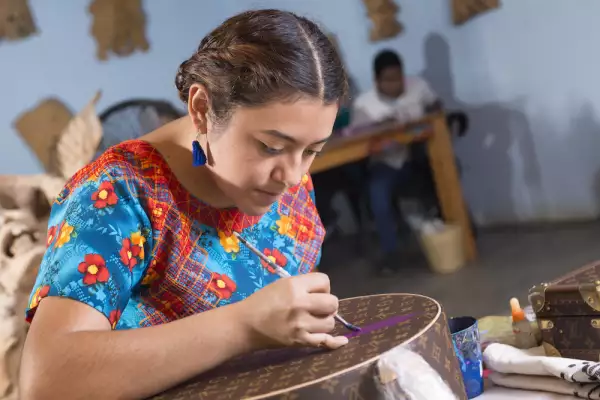 Louis Vuitton lanza primera colección intervenida por artesanos mexicanos