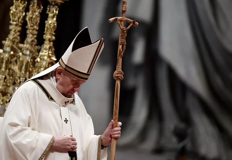 El papa Francisco reza durante la fiesta de la Epifanía en la Basílica de San Pedro en el Vaticano. 