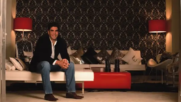 Esta sala se llama “la VIP”, pues está en un privado. Los muebles y cojines son Fendi.