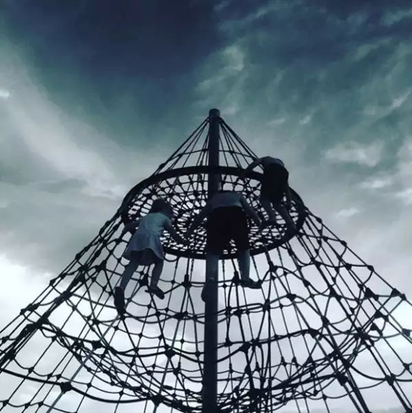 Rulli compartió esta fotografía del momento en el que su novia y su hijo subieron al juego.