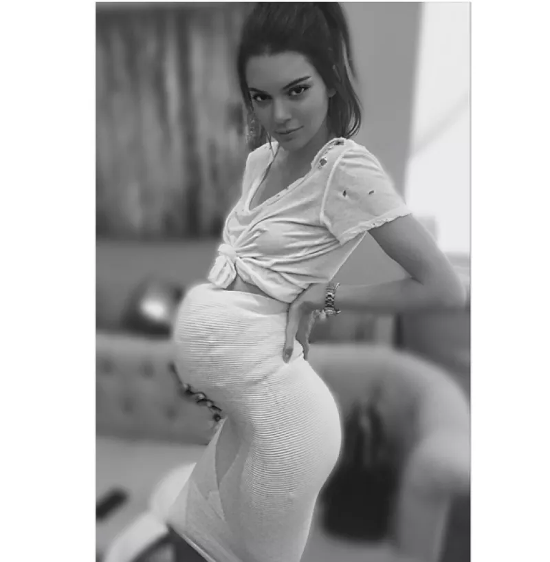 Gracias a Kanye West, que organizó una fiesta sorpresa para Kim y en la que todos los invitados tuvieron que usa una pancita postiza, tenemos una imagen bastante clara de cómo se vería la modelo.