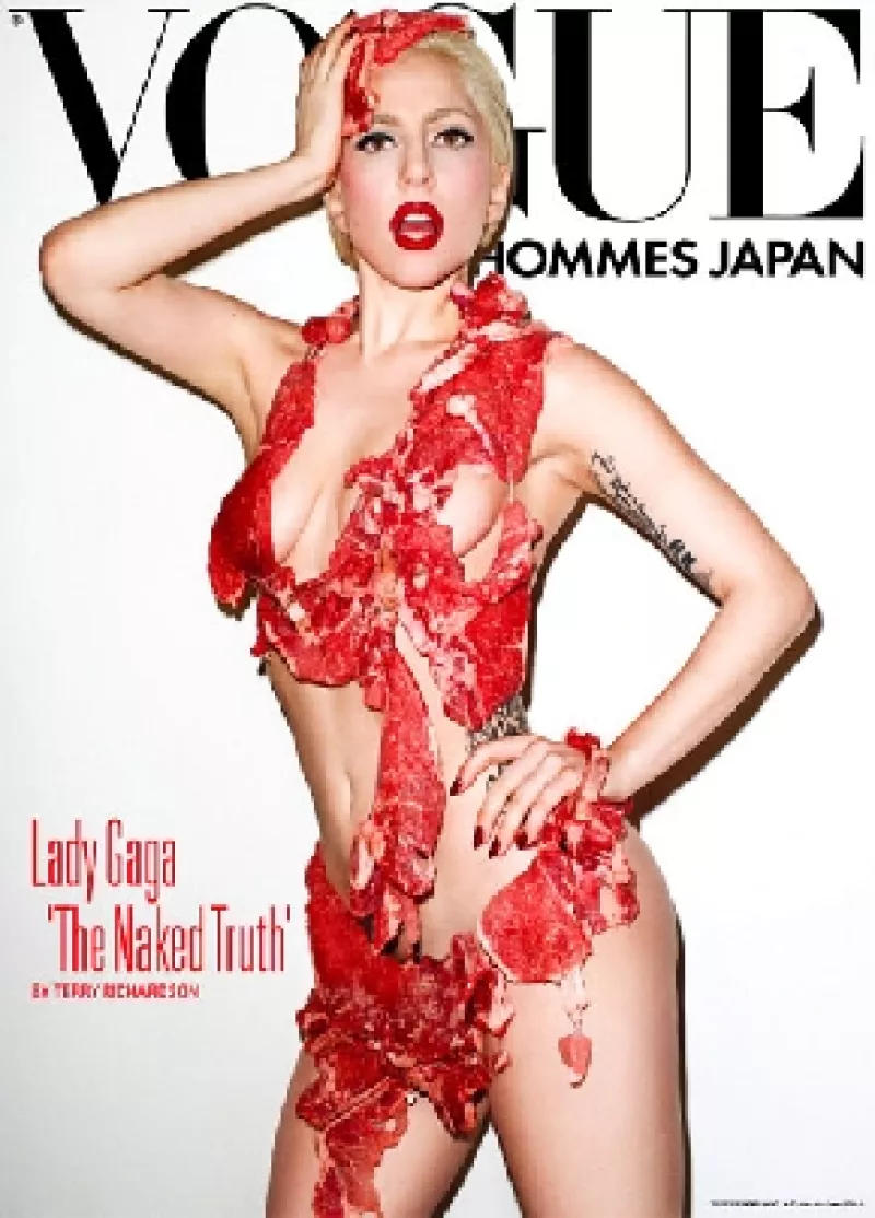 La cantante vuelve a ser polémica en la portada de la edición japonesa de `Vogue´, donde aparece con un vestido de carne cruda, los miembro de PETA están ofendidos por dicho acto.