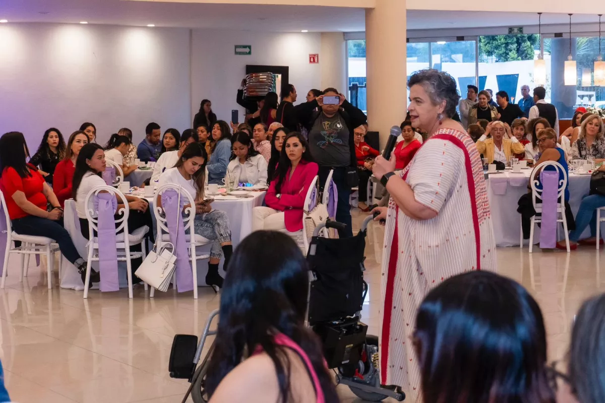 Beatriz Paredes en reunión con mujeres