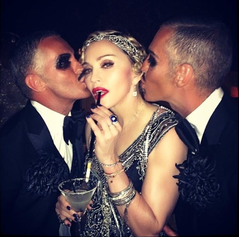 Madonna junto a los diseñadores Dan y Dean.