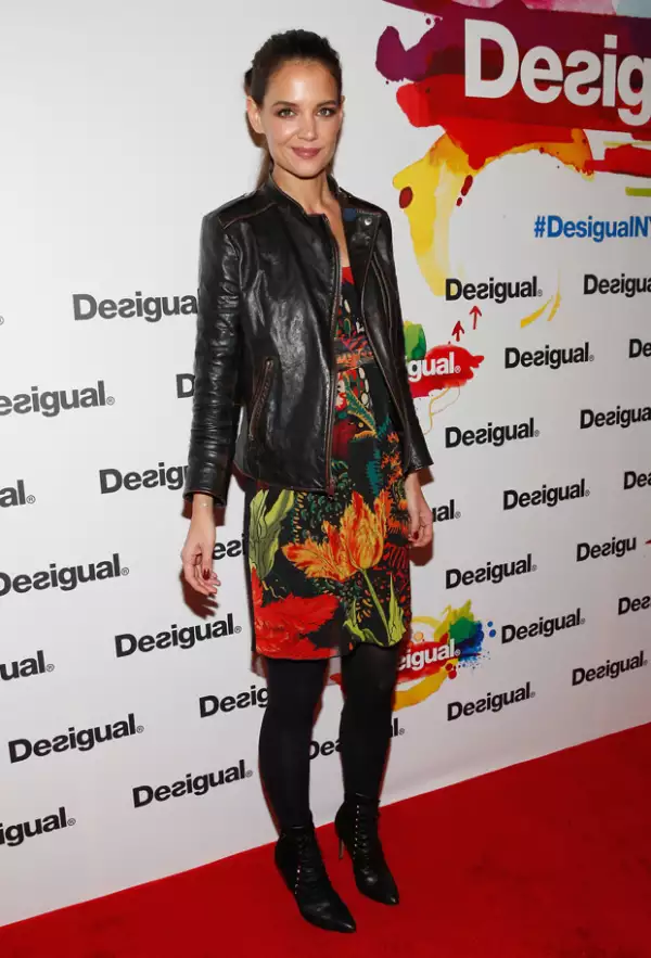Más juvenil pero igual de guapa, así llegó la actriz al runway de Desigual.