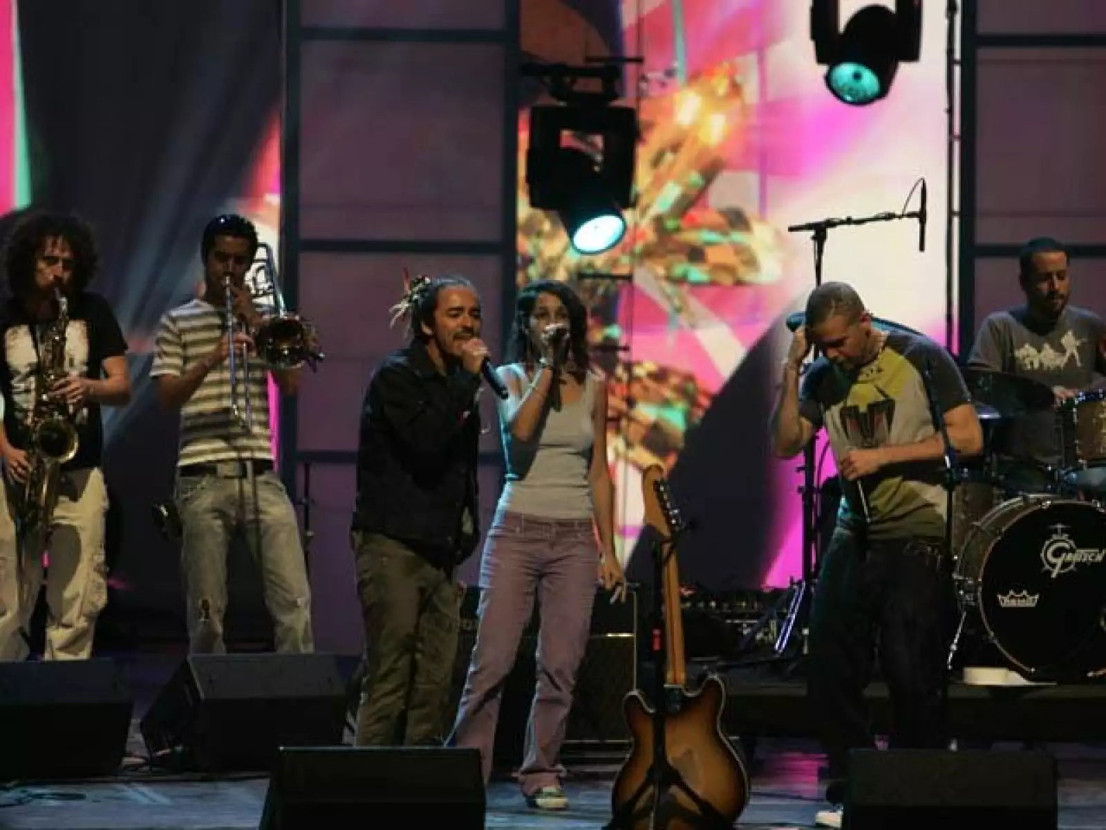 Y por si fuera poco, luego la banda Calle 13 se unió a Café Tacvba.