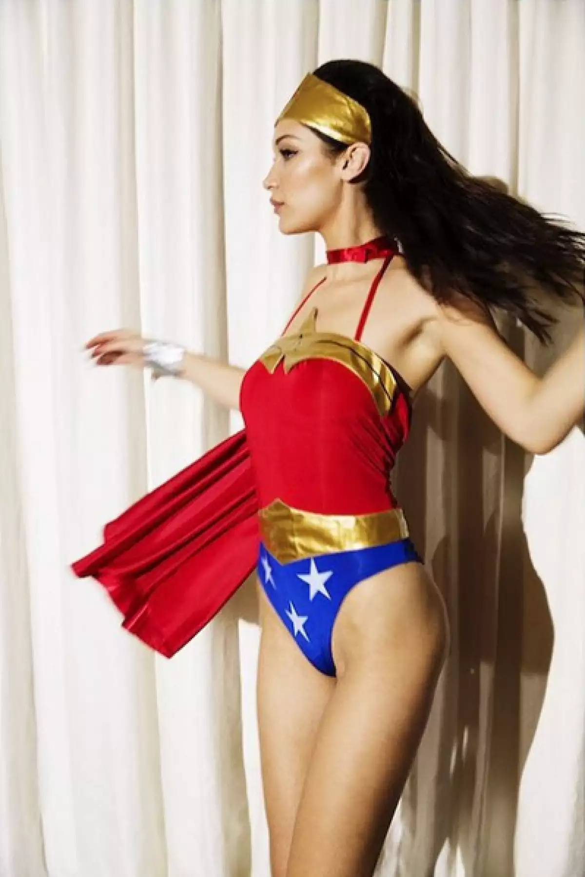 No solo Gigi cuenta con una gran sexytud, su hermana de 19 años también tiene lo suyo y lo demuestra en su más reciente sesión fotográfica.