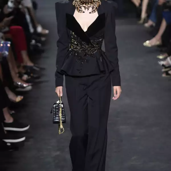 Con chokers repletas de pedrería y oro, la joyería en este desfile pasó de ser un accesorio, a una obra de arte.