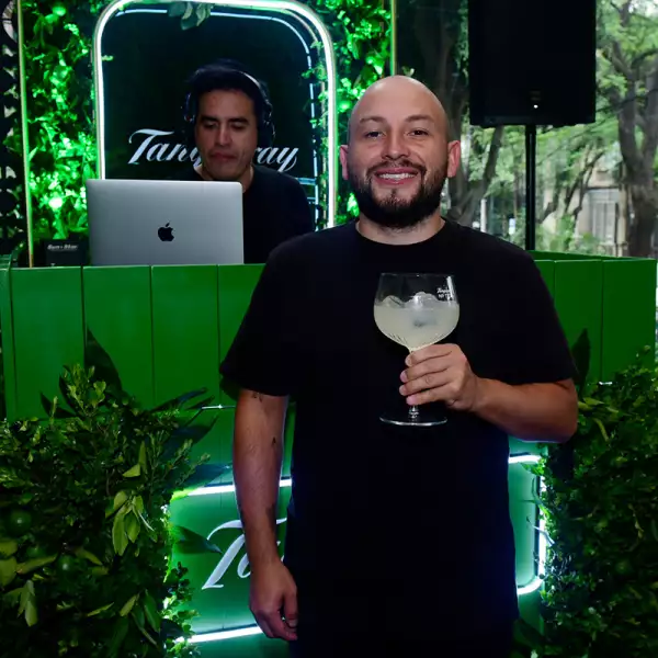 Manu Manuti sonriendo en evento Tanqueray