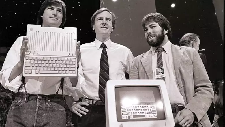Los dos ‘Steve’ diseñaron Macintosh, la primera computadora personal que usaba un ‘mouse’. Jobs la presentó al mundo en un comercial durante el Súper Tazón de 1984.