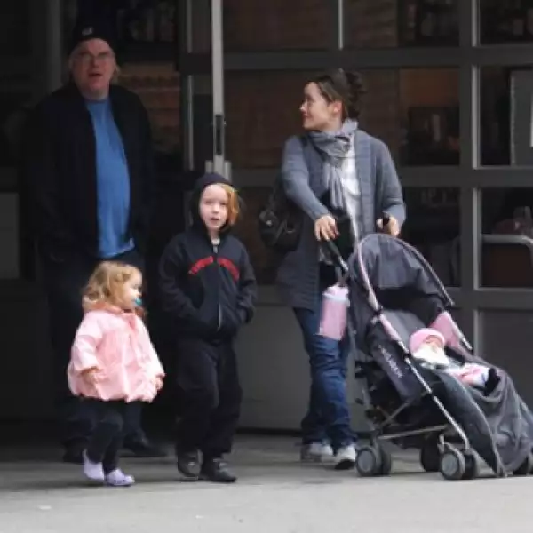 Philip Seymour Hoffman y su familia salen a cenar en West Village, Nueva York.