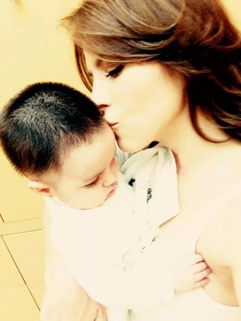 La pequeña de 9 meses de edad "dictó" a su papá, Eugenio Derbez, una carta en la que ennumera las razones por las que ama a su madre, Alessandra Rosaldo.