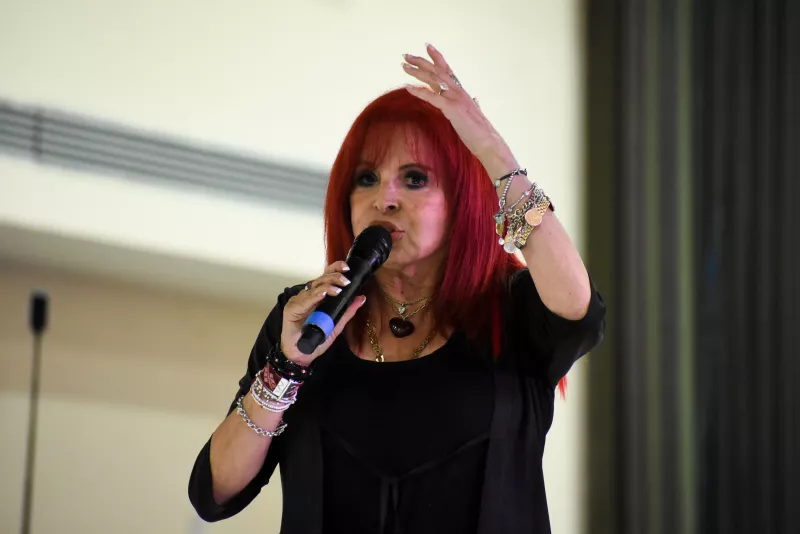 Layda Sansores durante su programa "Martes del Jaguar" donde expresó que Alejandro Moreno usa a la revista proceso como tapete.