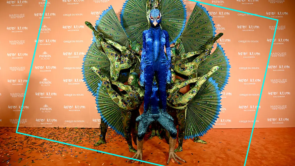 Heidi Klum volvió a superarse al convertirse en un pavo real junto a un grupo de acróbatas.