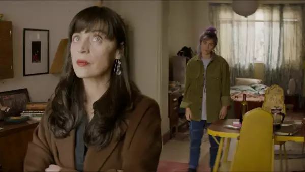 Foto de una escena de La Liberación, con Irene Salas interpretando a dos personajes, Carmen y Sara, hermanas gemelas.