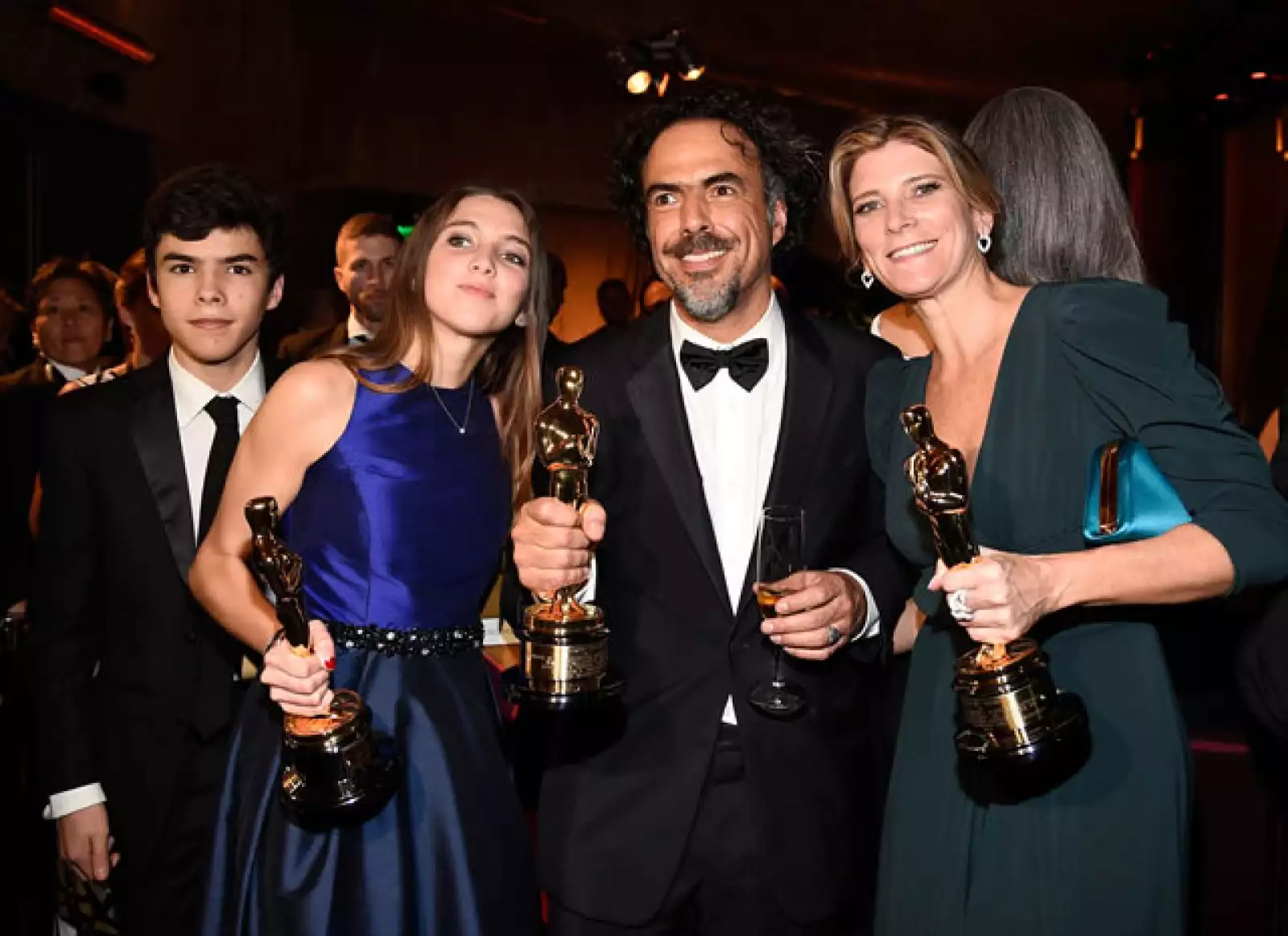 Una familia feliz. Eliseo y María Eladia posaron orgullosos junto a su premiado padre y a su madre.