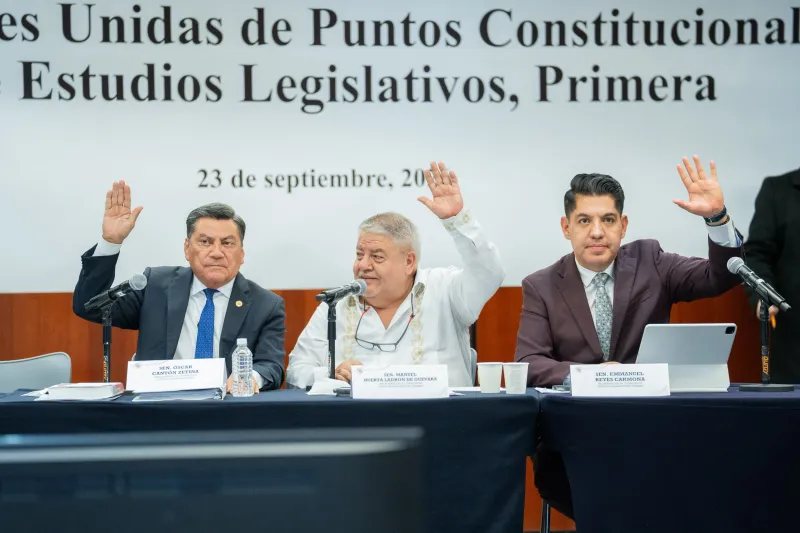 Legisladores levantan la mano mientras aprueban prohibir la doble nacionalidad.