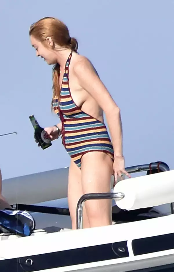 Lindsay ya no puede ocultar su embarazo de las cámaras.