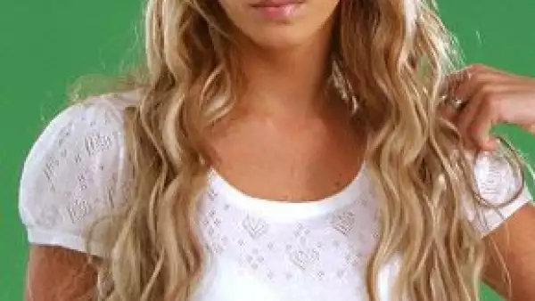 Este jueves, la actriz y cantante cumple 26 años y se encuentra en la capital francesa, donde celebrará y de regreso a México se reunirá con sus amigos.