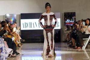 Los invitados al desfile no pararon de aplaudirle a la modelo.