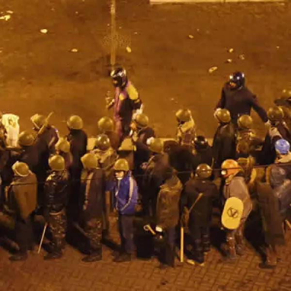 Imágenes de video mostraron a agentes de la policía antidisturbios disparando desde un techo contra los manifestantes en la plaza, conocida como Maidan.