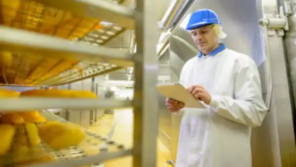 Elaborar un plan de negocios te ayudará a definir cuánto dinero vas a invertir en tu empresa. (Foto: Getty Images)