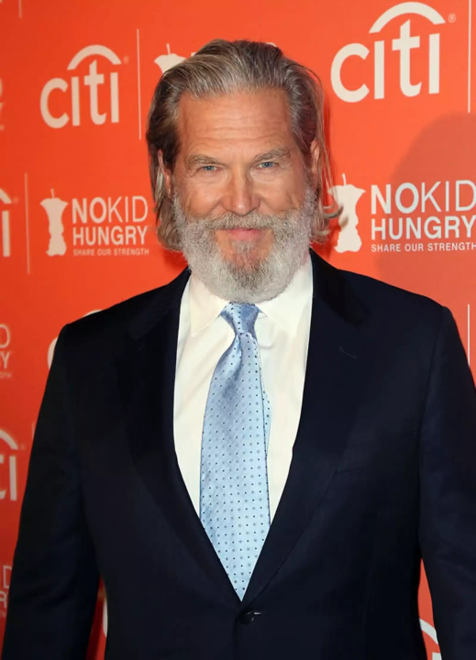 No podemos dejar de comparar el look de Jeff Bridges, 66, con la versión más sexy de Santa Claus.