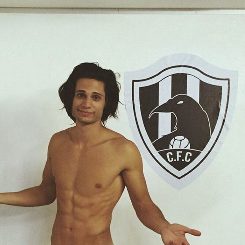 Alosian posando con el icono de equipo de futbol de su serie Club de Cuervos.