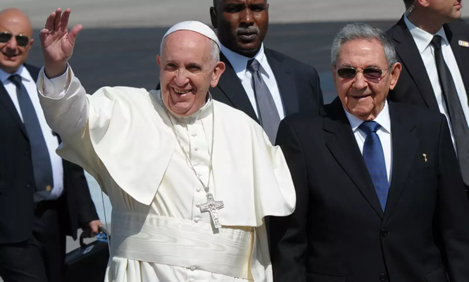 El pontífice fue recibido por el mandatario Raúl Castro a su llegada a suelo cubano.