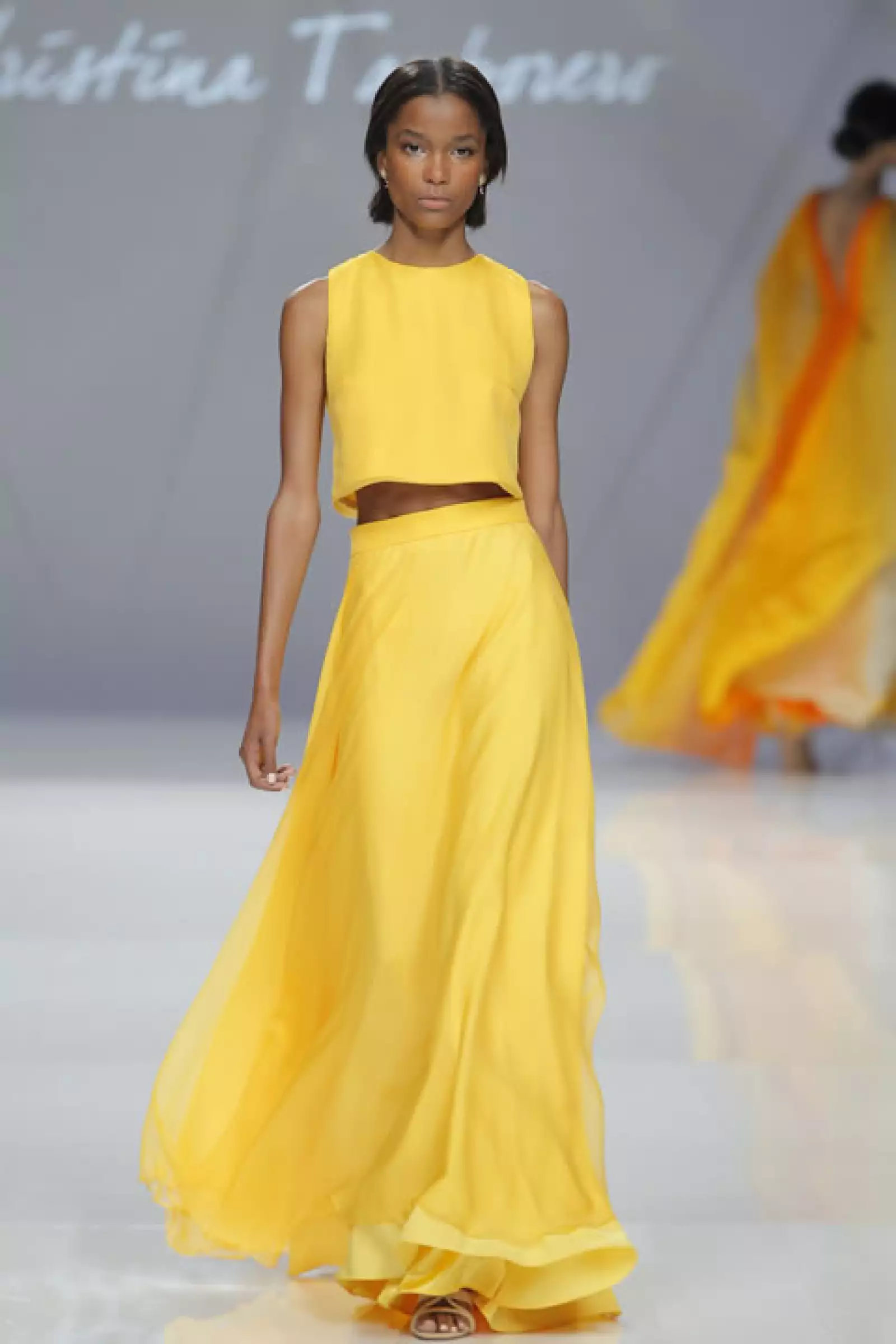 Mientras que los looks son sencillos, no pierde la vista de los detalles. La parte de la espalda de este lleva botones con incrustaciones.