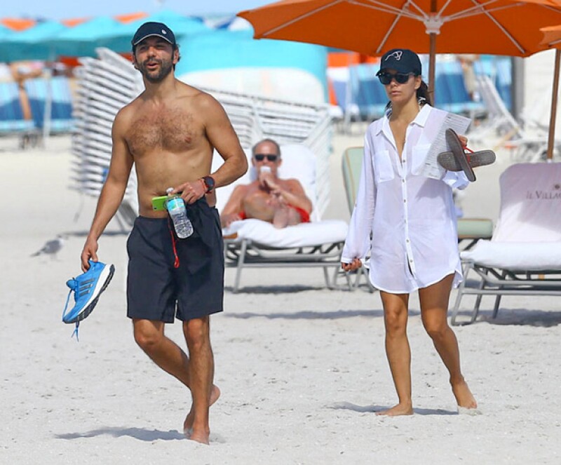 Después de estar en la playa, la pareja se dirigió a la alberca.