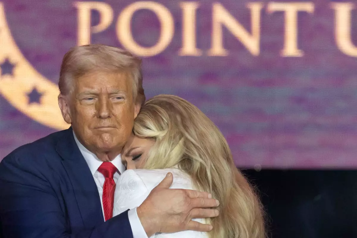 Trump eleva a Charlie Kirk como “mártir” y da impulso al nacionalismo cristiano en EU