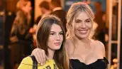 Sienna Miller junto a su hija Marlowe en la presentación de la película War en Londres.