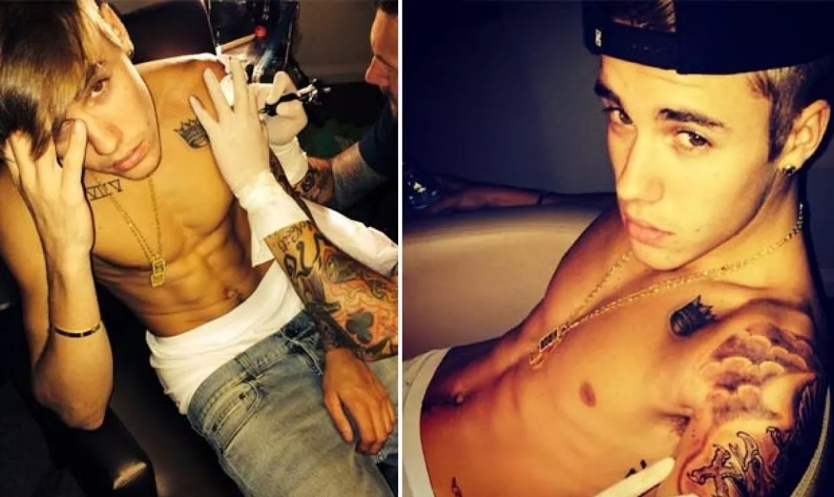 El cantante cada vez presume más tatuajes.