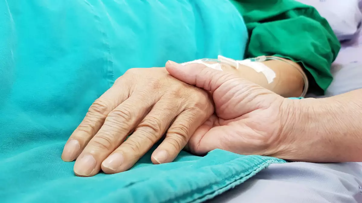 Médico oncólogo sosteniendo la mano del paciente en el hospital. Mostrando todo amor, empatía, ayuda y aliento. Tiene una enfermedad de cáncer en etapa terminal. Concepto de atención médica al final de la vida y cuidados paliativos