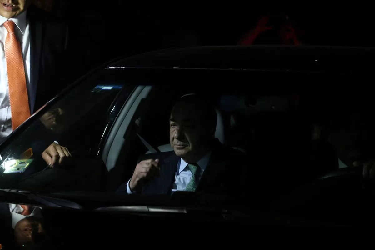 CIUDAD DE MÉXICO, 06ABRIL2016.- Jesus Murillo Karam ex procurador de la república a su salida de la reunión con los integrantes de la comisión que investiga el caso Ayotzinapa en un hotel al sur de la ciudad, una reportera preguntó como se encontraba de salud, mientras que el ex titular de la PGR respondió solo tengo un callo en el pie.
FOTO: SAÙL LÒPEZ /CUARTOSCURO.COM