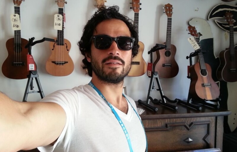 Poncho saca su lado musical en Londres.