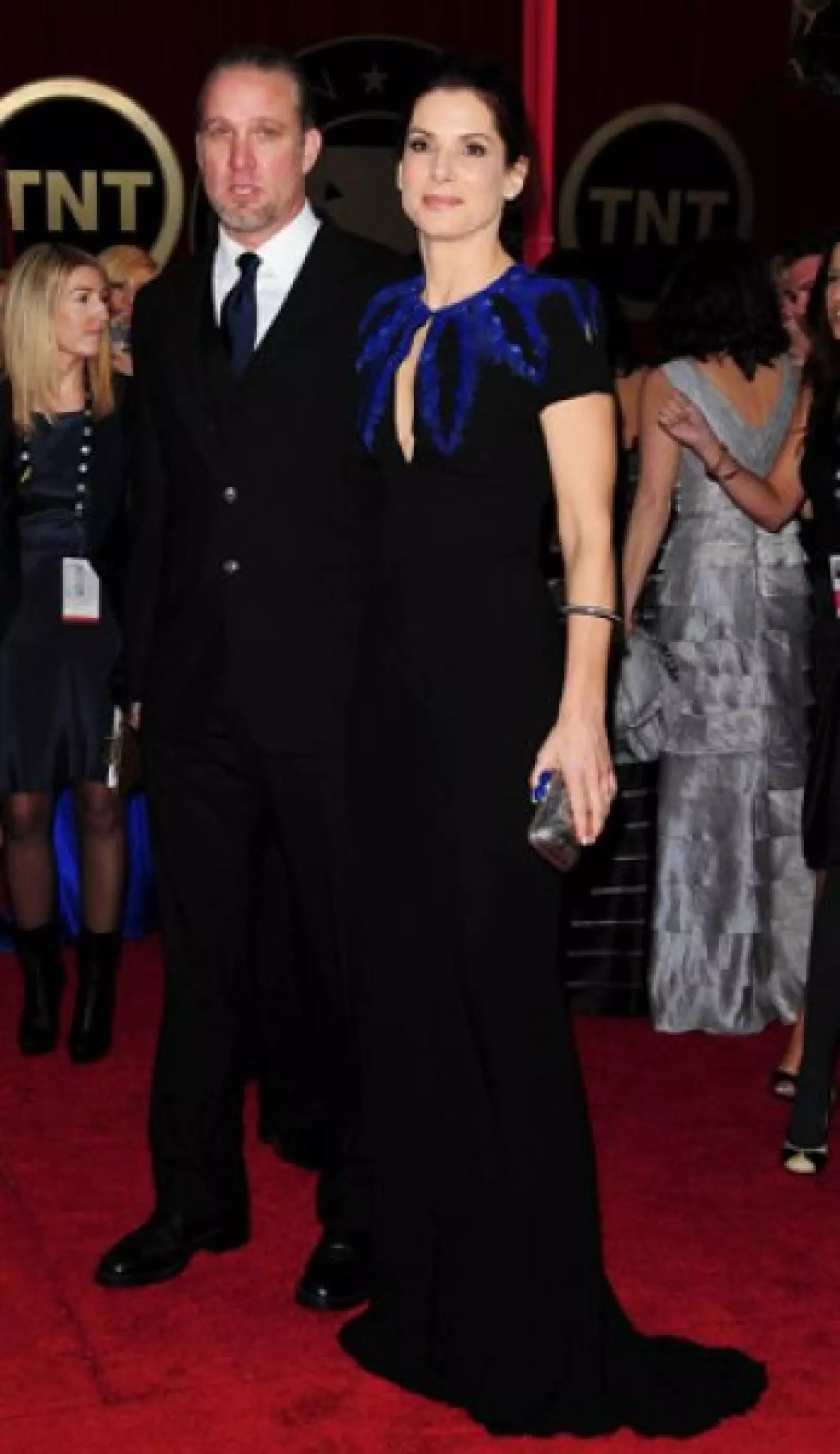 Sandra Bullock, con un vestido negro con azul, llegó acompañada por Jesse James.