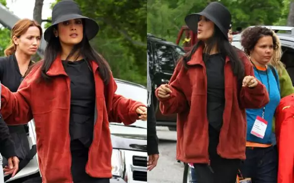 En estas imágenes tomadas en el set, vemos a la veracruzana con un vestido ajustado negro, pero eso sí, muy bien abrigada y acompañada por varios miembros del staff.