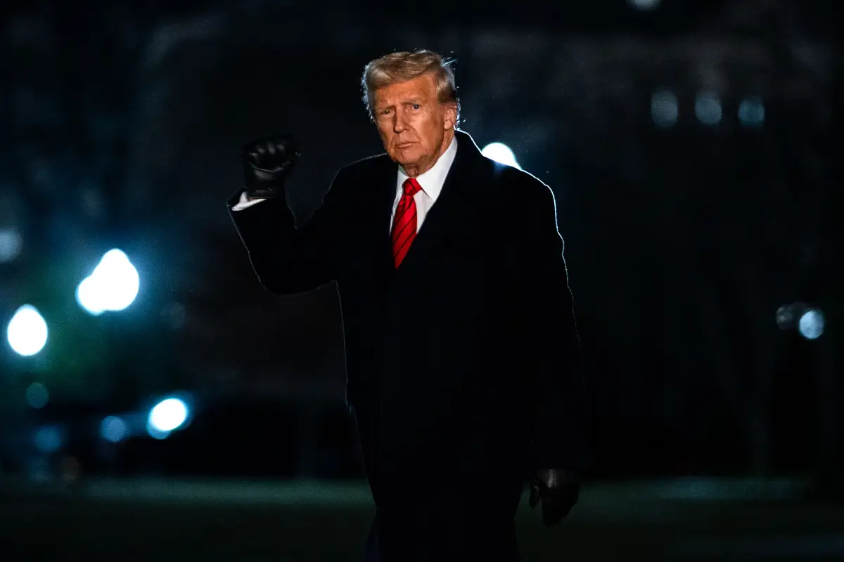 Trump ofrece a empleados 8 meses de indemnización para que renuncien