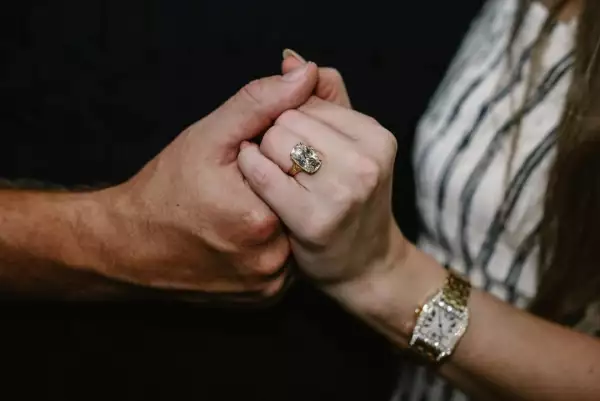 foto del anillo de compromiso de taylor swift