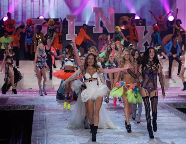 Alessandra Ambrosio, Miranda Kerr y más modelos recorrerán la pasarela este año.