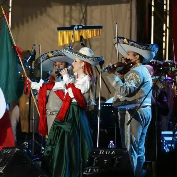 Alicia Villarreal fue uno de los artistas que amenizaron la fiesta mexicana. Peña Nieto y Rivera intentaron  inaugurar el baile oficial, sin embargo, los invitados no lo permitieron porque se acercaban a saludarlo y a tomar fotos a la pareja.