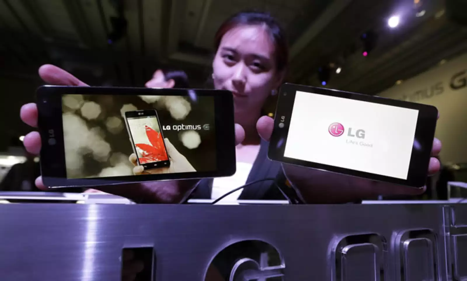 El teléfono puede atenuar el video en una capa translúcida, lo que permite a los usuarios enviar mensajes de texto o escribir correos electrónicos mientras ven el programa en un segundo plano.