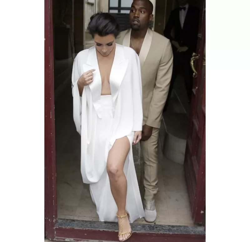 La pareja que está a punto de darse el sí ofreció una celebración previa a su gran día. Kim sorprendió con un sensual y escotado vestido blanco.