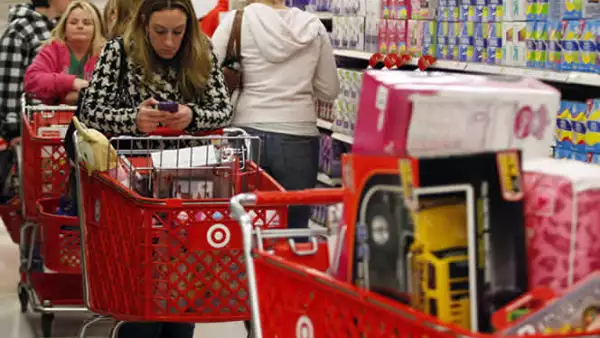 Pero fuera la jornada en general se reporta tranquila, mientras miles de compradores se agolpan en las grandes tiendas.