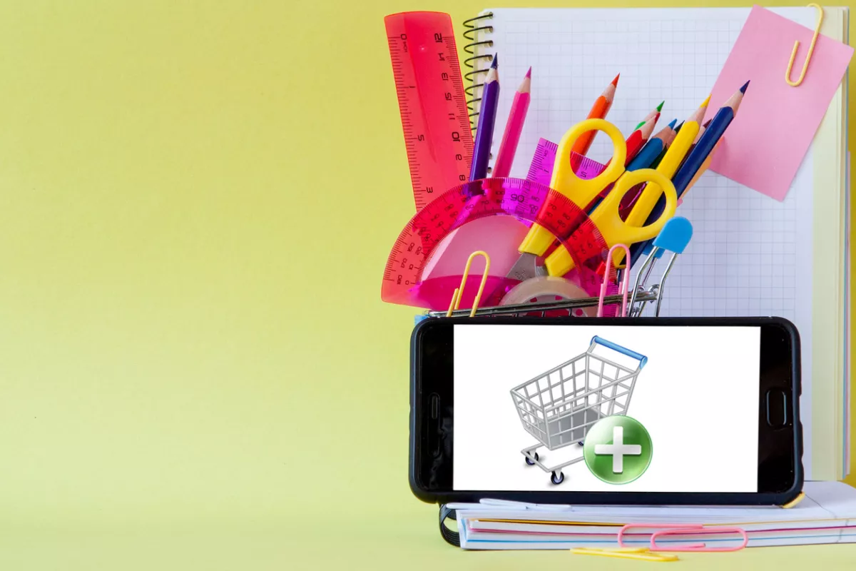 Mientras el gobierno debate el uso de celulares en escuelas, más padres compran útiles desde el celular