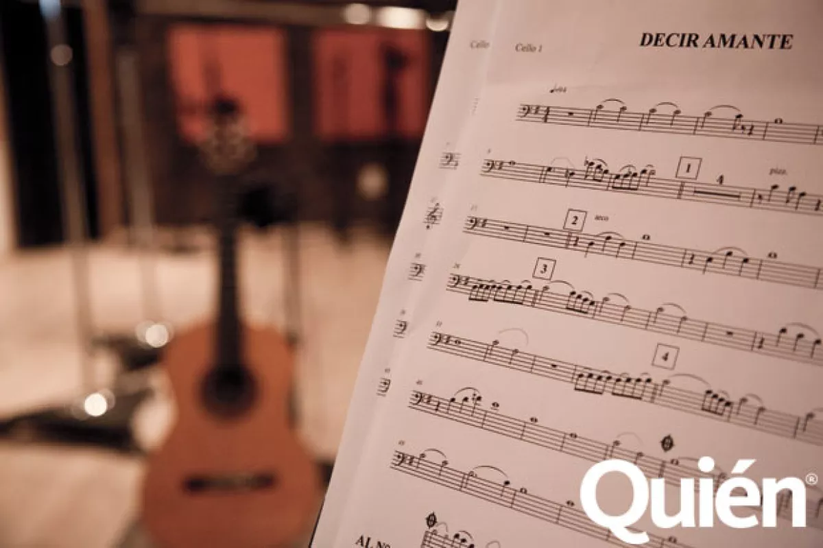 Chente dice que sólo escucha su música, pues le gusta aprenderse muy bien sus canciones.