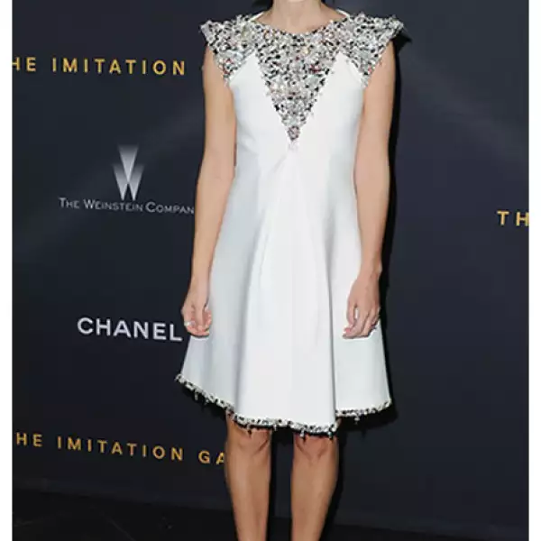 La imagen de Coco Mademoiselle utilizó un vestido de neopreno y organza Alta Costura Otoño-Invierno 2014/15 de Chanel para la proyección de The Imitiation Game.